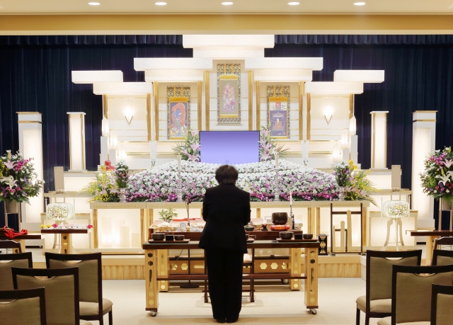 葬祭業界のお仕事って? 祭壇設営にチャレンジ