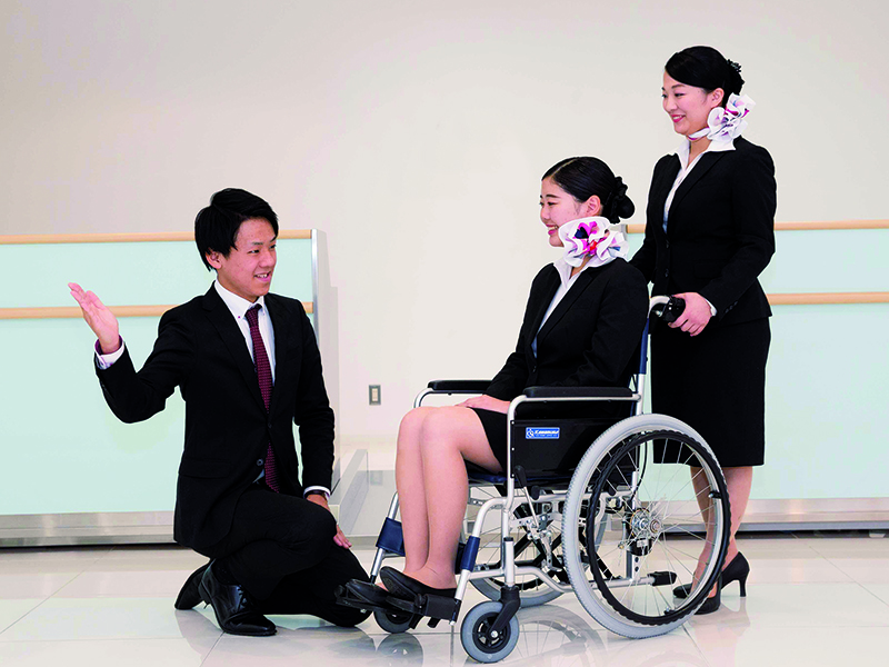 機内専用車いすを使ってお身体が不自由な方を機内にご案内!
