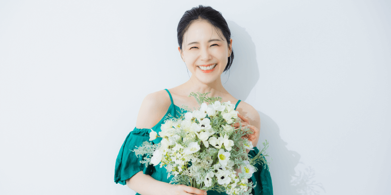 ホワイトカラーで花束制作