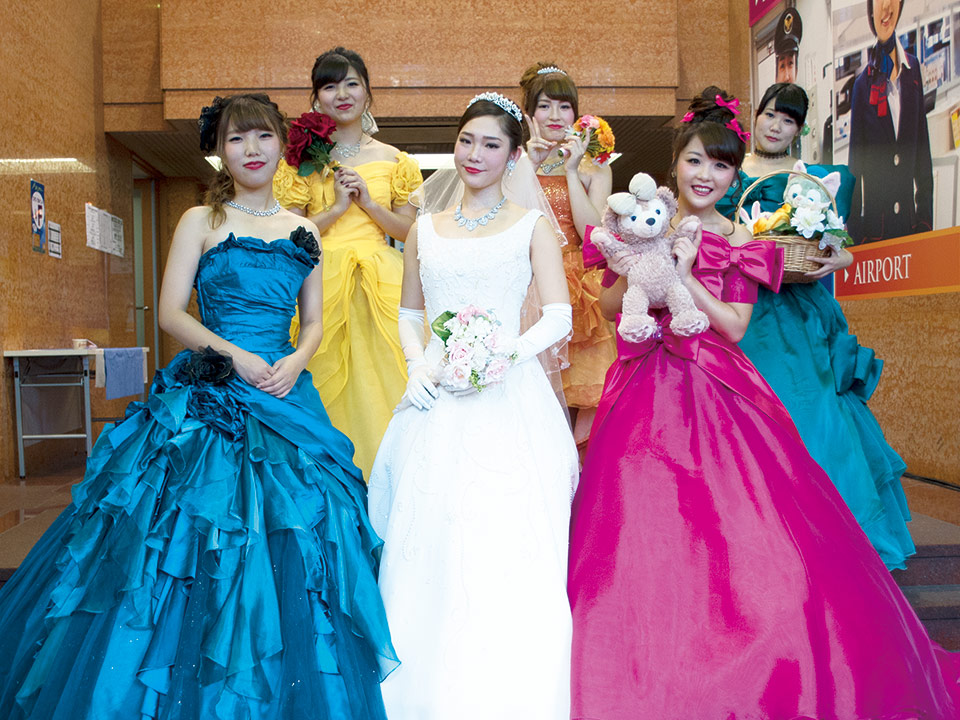 自分に似合うドレスを着て憧れの花嫁体験
