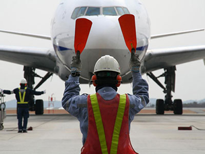 飛行機を地上で支えるお仕事紹介