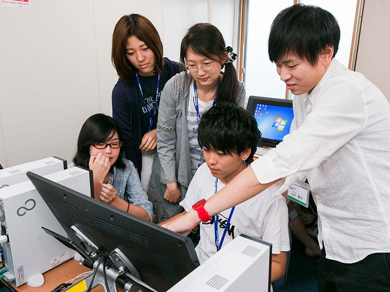 先輩と一緒にプログラミングを体験してみよう!