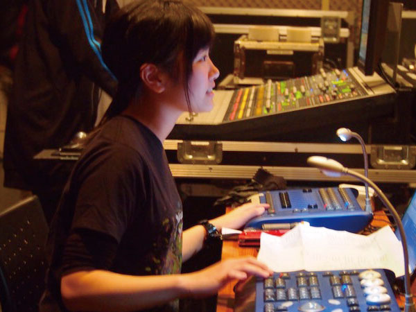 光でライブを盛り上げよう コンサート照明体験
