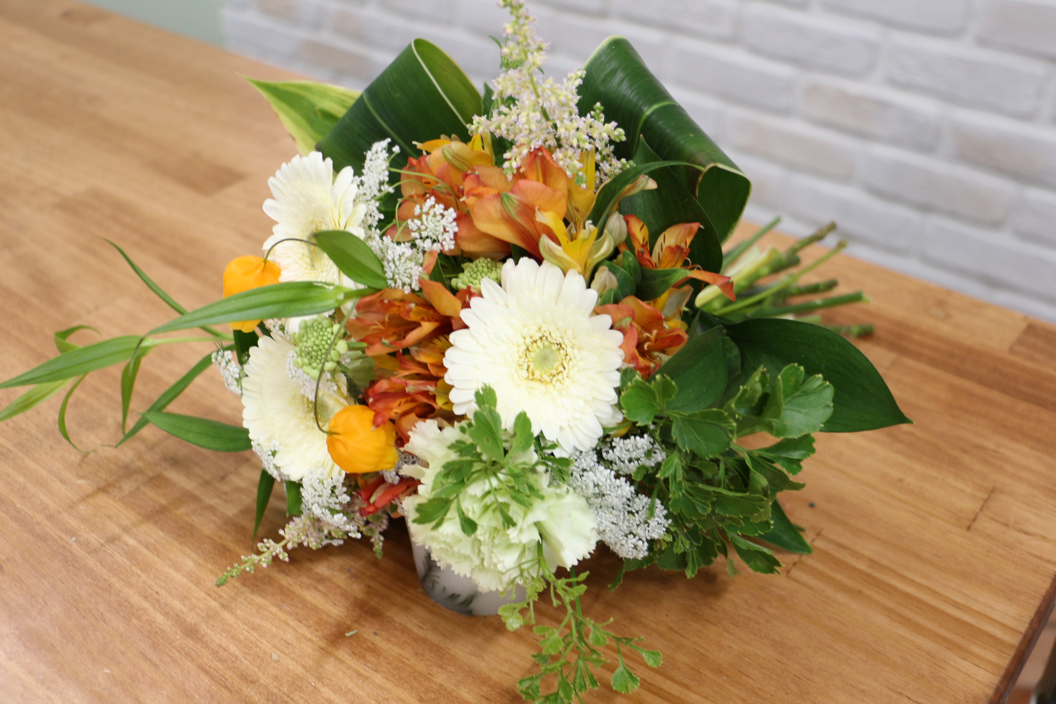 在校生が教えてくれる!夏の花摘みブーケ制作