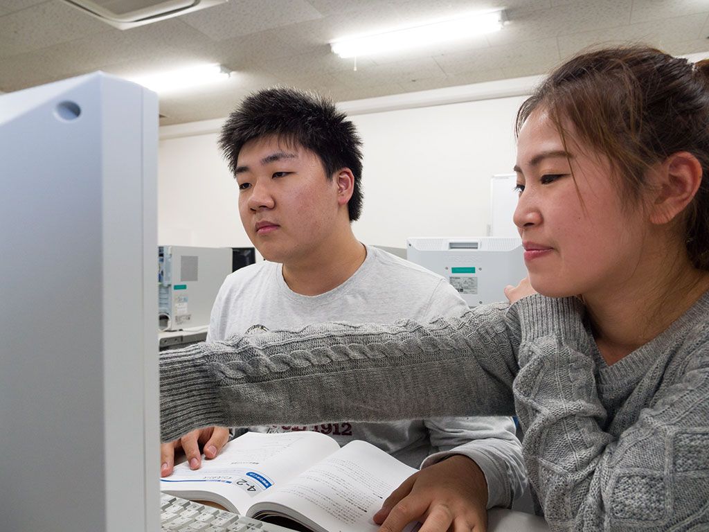 先輩と一緒にプログラミングを体験してみよう!