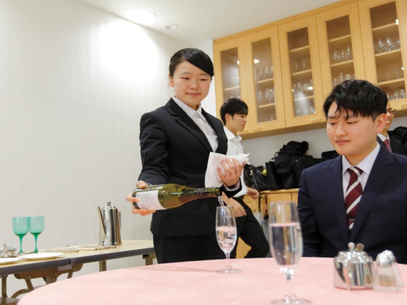 一流レストランのおもてなし体験