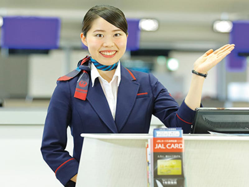 制服を着て、エアラインの仕事に挑戦
