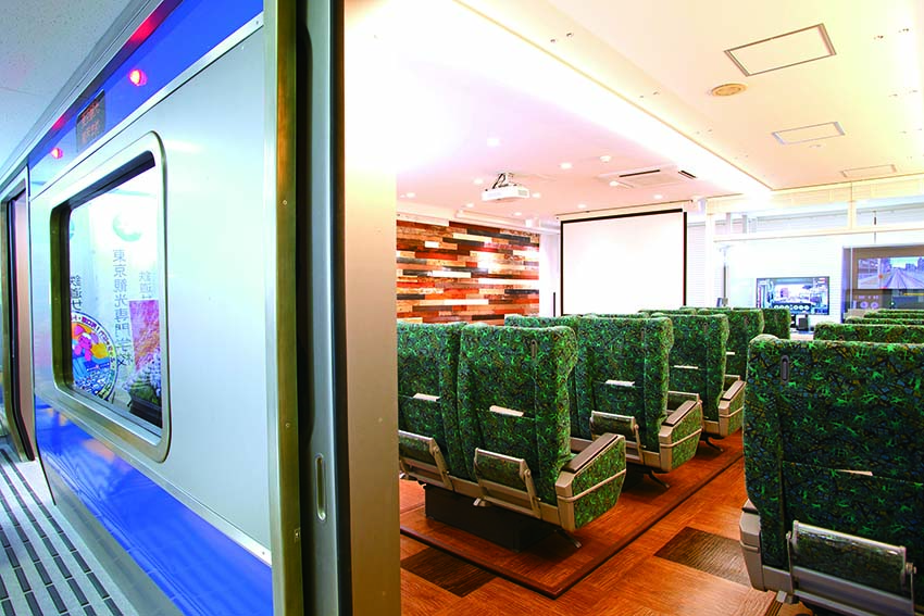 TOKAN自慢の実習室で特急列車の車掌体験!