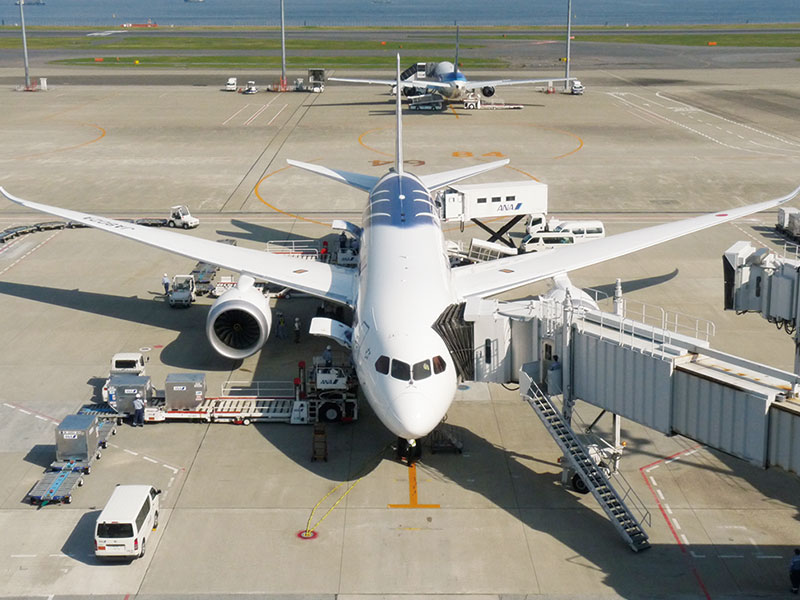 AOプレスクールをのぞいてみよう 航空機の離陸から着陸までの 仕事に挑戦しよう!